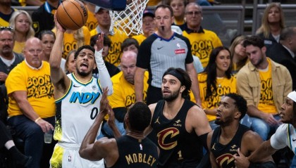 残暴！步行者半场三分18中12 领先骑士41分