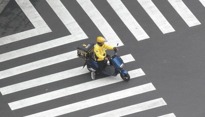 破解“骑手困境”，经济社会政策要精准发力