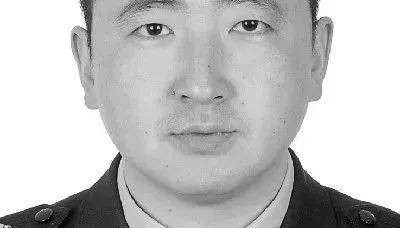 新疆一派出所所长因公牺牲，辖区97岁老人执意下楼送行