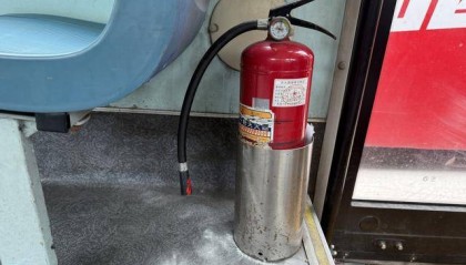 咋回事？南宁一公交车行驶中突然停车，乘客们纷纷为他鼓掌