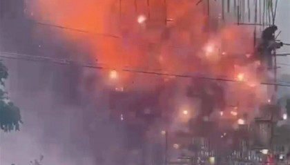 广东一地筑高台“烧炮”出意外，多人被炸伤从高空跌落