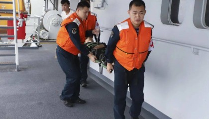 国防部：海军舰艇在黄岩岛海域执行任务期间救助一名患病渔民