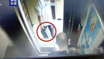 违法携带电动自行车电池进电梯 北京两居民被罚款