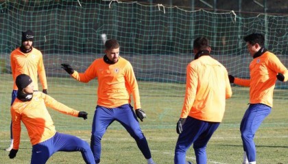 山东泰山官方：恳请球迷不要直播技战术演练 围堵球员车辆