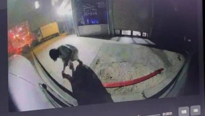 刚提的新车停路边被人放鞭炮崩损千余元，车主：因拒绝当晚挪车，20分钟后听到鞭炮声，对方还态度豪横