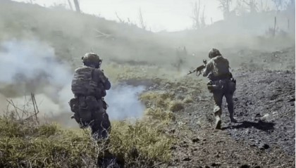 自杀式无人车横扫战场，乌军战线崩溃？泽连斯基“失去理智”，招16万人上前线