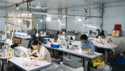 农村宝妈为潮牌玩偶做衣服 月还2千房贷