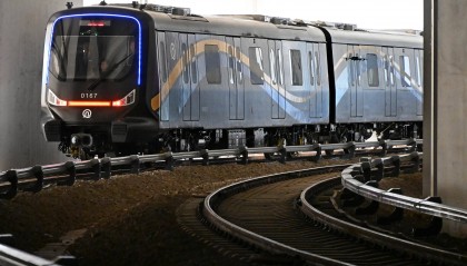 俄媒：全球首列碳纤维地铁列车在青岛投入运营