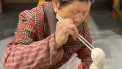 “麻糍奶奶”车祸去世，因挑担走街串巷推销麻糍等小吃受关注