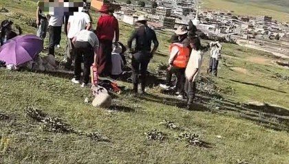 游客车钥匙被土拨鼠“叼走”，川西当地人挖洞帮忙找回