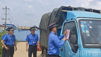 柳州路边停着一辆盖得严严实实的车，有人看了一眼立即举报！