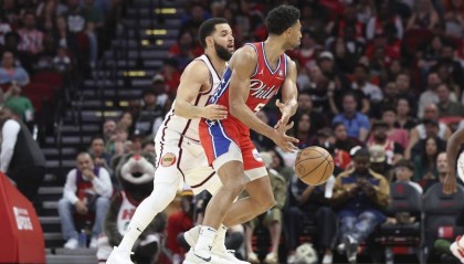 格林30+13格兰姆斯空砍46分 火箭加时逆转76人