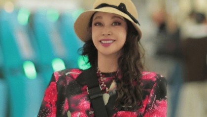 75岁刘晓庆，熊猫长裙+麻花辫惊艳戛纳！胸前翡翠展现东方美