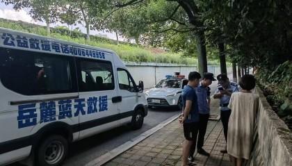 浑身脏兮兮借厕所还开冰箱门，年轻女孩未带手机称要去云南，长沙岳麓蓝天联合警方救助