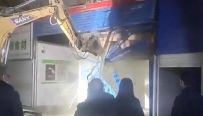 钩机夜拆未搬走商户招牌，叫人如何相信“误拆”