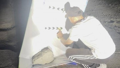 夜晚开车遇大坑，内蒙古一对夫妻往返20余公里布置“警示牌”