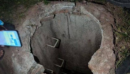 男生掉化粪池遇难，父亲称池上仅木板和砖、周围铺了草皮没有警示标识，教育局最新回应