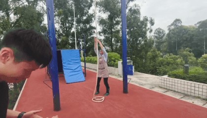 食堂阿姨10秒速攀4米绳！乐山特警支队“扫地僧”李霞：我只是爱运动