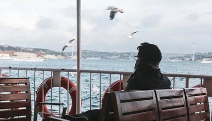 女子穿吊带裙散步被“街拍”,两年后发现照片被配文:只要自己不尴尬,尴尬的就是别人,法院:三被告侵犯肖像权、名誉权