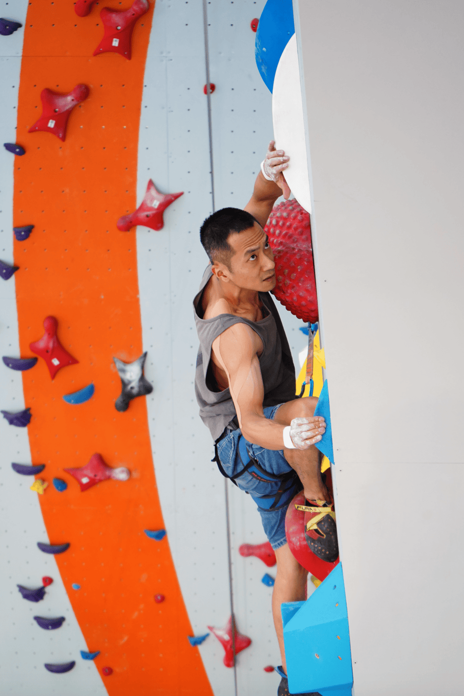 “一上墙就心静了”,当代年轻人迷上攀岩,王石、周鸿祎也投资开岩馆