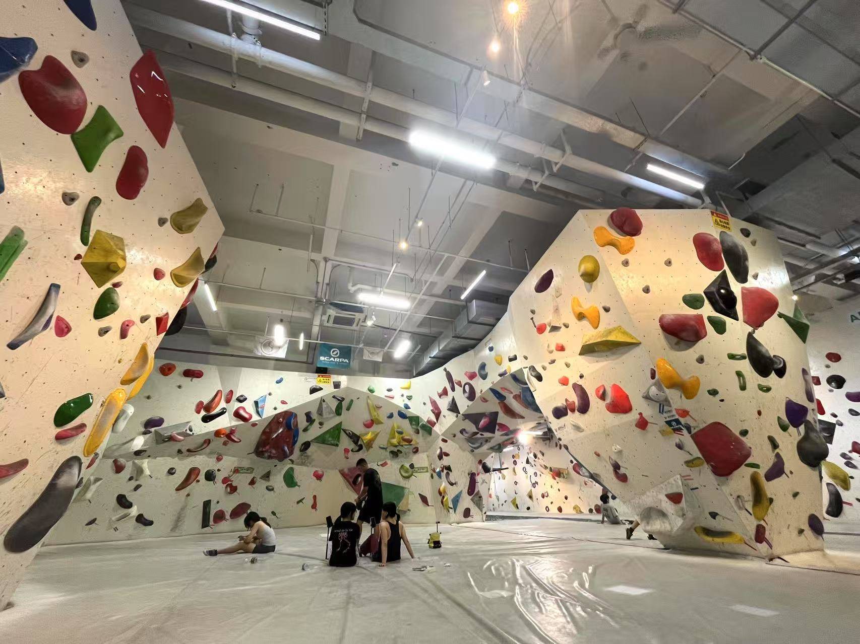 “一上墙就心静了”,当代年轻人迷上攀岩,王石、周鸿祎也投资开岩馆