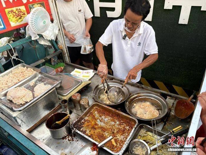 “鸡排哥”“炒粉哥”接连走红，“情绪价值”成假日文旅新密码
