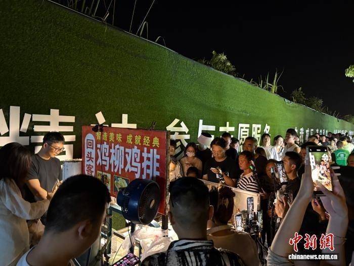 “鸡排哥”“炒粉哥”接连走红，“情绪价值”成假日文旅新密码