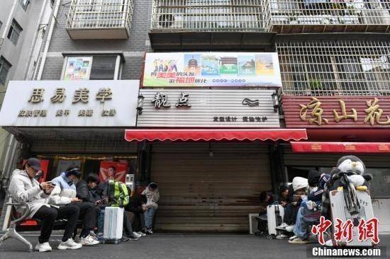 “鸡排哥”“炒粉哥”接连走红，“情绪价值”成假日文旅新密码