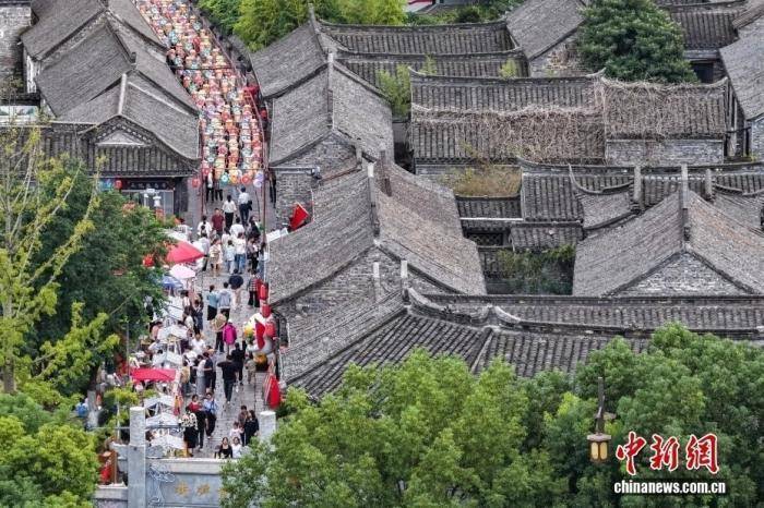 “鸡排哥”“炒粉哥”接连走红，“情绪价值”成假日文旅新密码