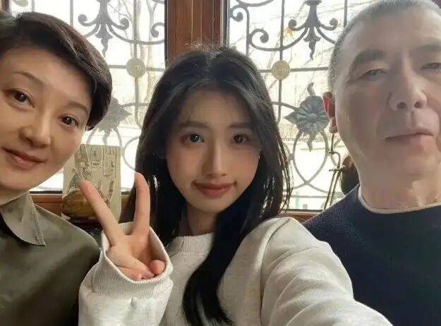 考古|冯小刚带女儿去陈思诚工作室!开个人账号还读影视专业,她也要“女承父业”吗?