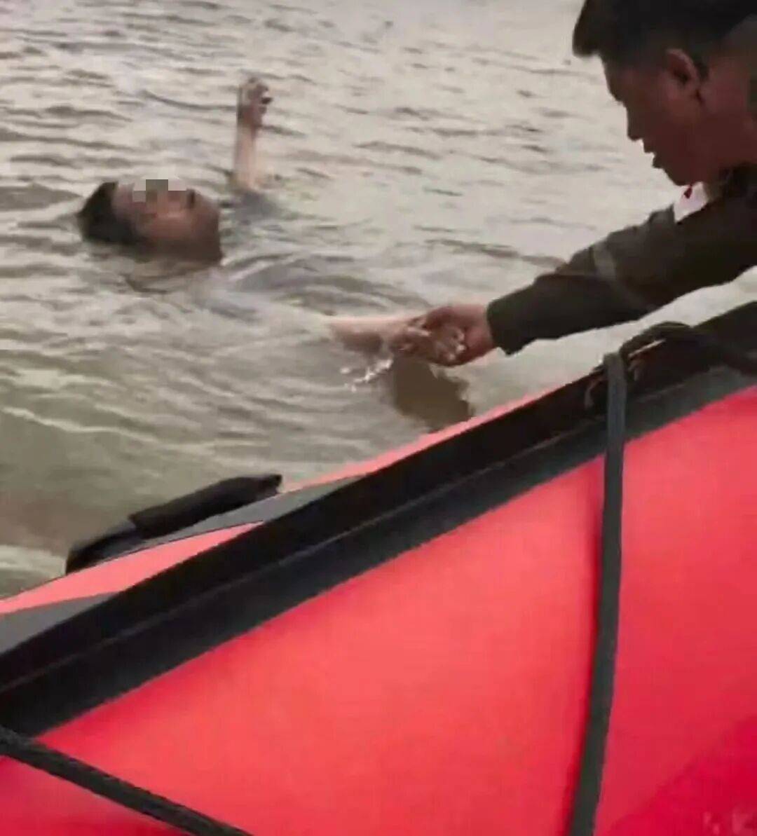 230斤重小伙酒后落水,漂浮7小时终获救……