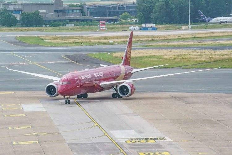 安全员捡走旅客落在飞机上的手机,吉祥航空:已解聘该员工