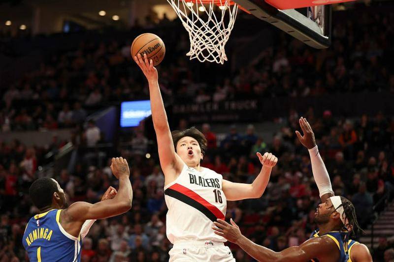 NBA季前赛|杨瀚森篮板创新高 与主帅单独交流跑位问题