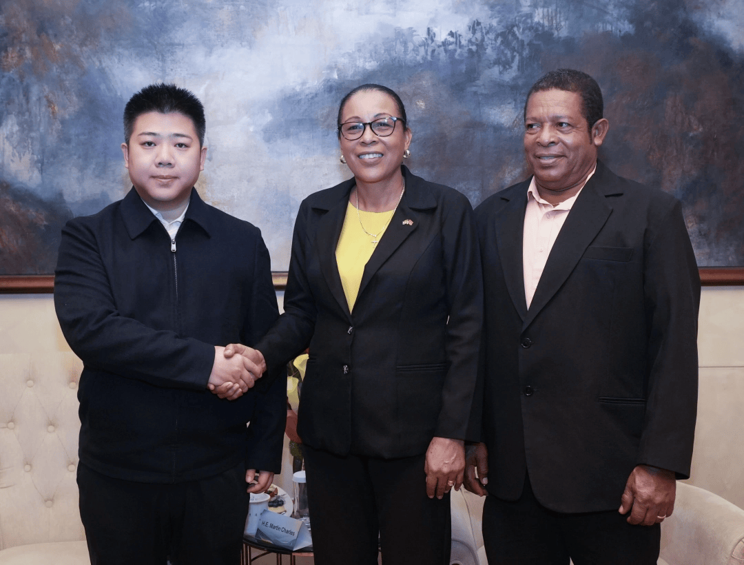 多米尼克总统伯顿在京会见首席文化顾问廖彬宇 共话中多文化