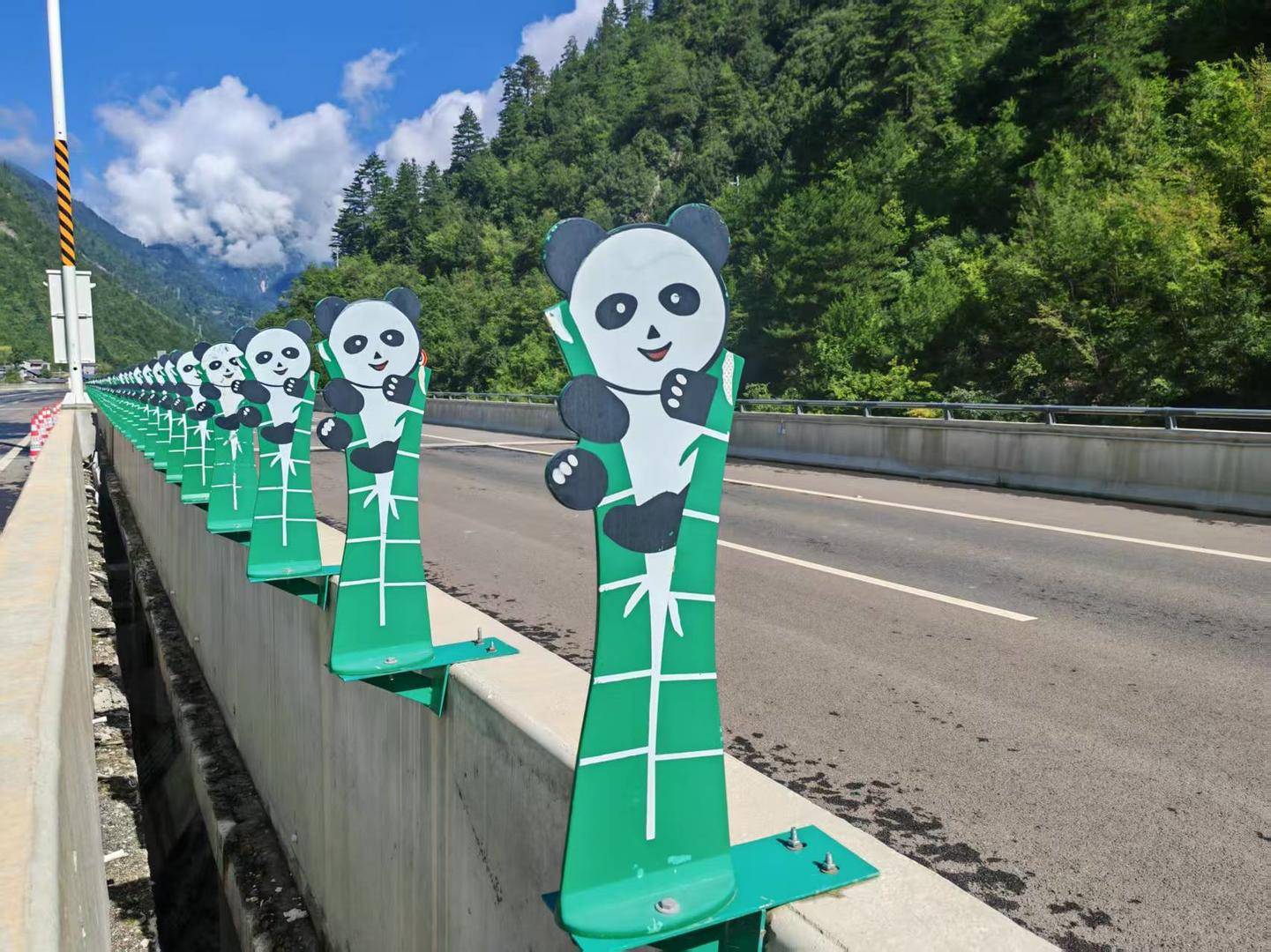 九绵高速熊猫防眩板引争议,网友称眼睛看花!公司回应:夜间或雾天可屏蔽对向车灯眩光保安全