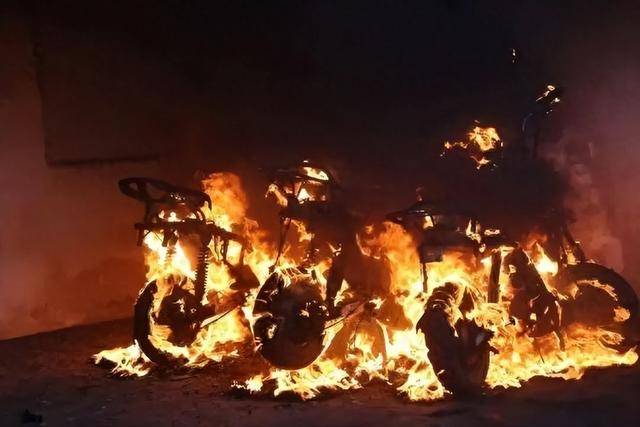 仅仅30秒,男子全身烧伤90%!别再这样充电!