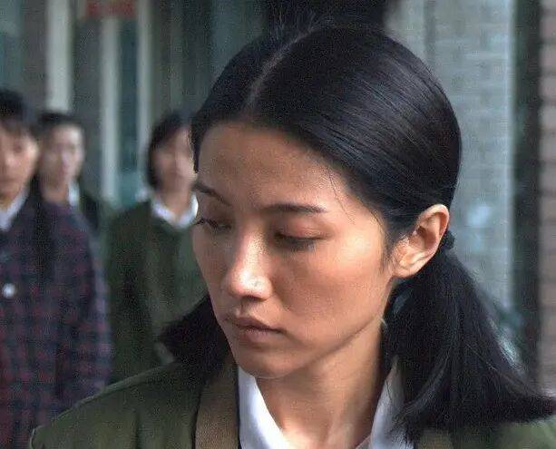 52岁影后颜丙燕公开小20岁男友:他知道我将步入更年期,已甜蜜相恋5年,两人出门必须手拉手