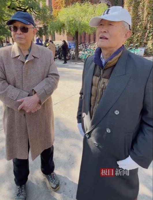 88岁清华毕业生前往缅怀室吊唁杨振宁:他是一个伟大的人,值得悼念