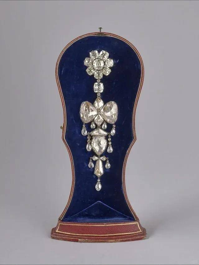 卢浮宫被盗的珠宝中,有拿破仑送给妻子的爱情信物