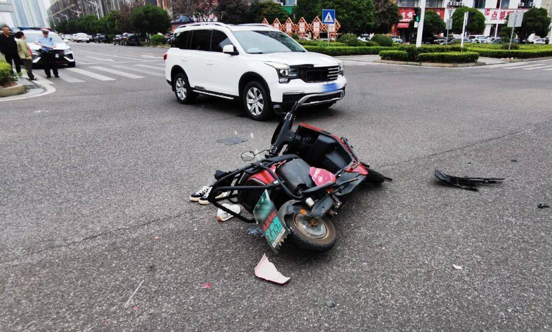 湖南湘潭一女生骑车闯红灯,骨折、肝破裂…