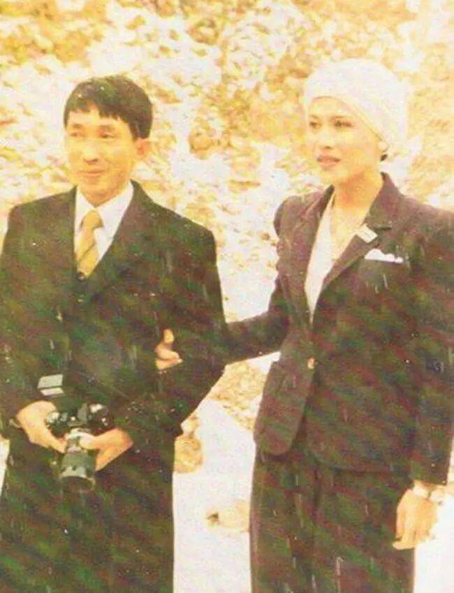 泰国王太后诗丽吉去世,留下19顶奢华王冠和她的传奇一生