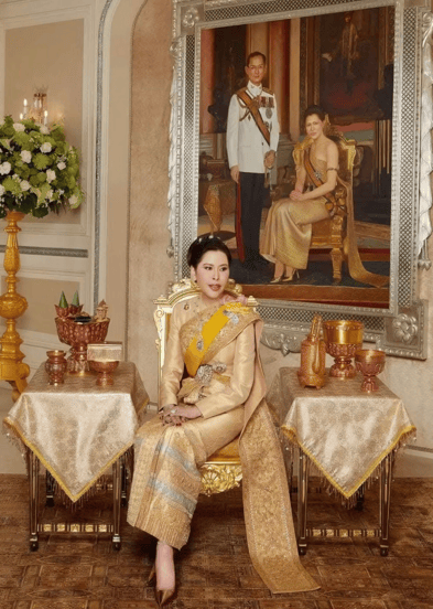 泰国王太后诗丽吉去世,留下19顶奢华王冠和她的传奇一生