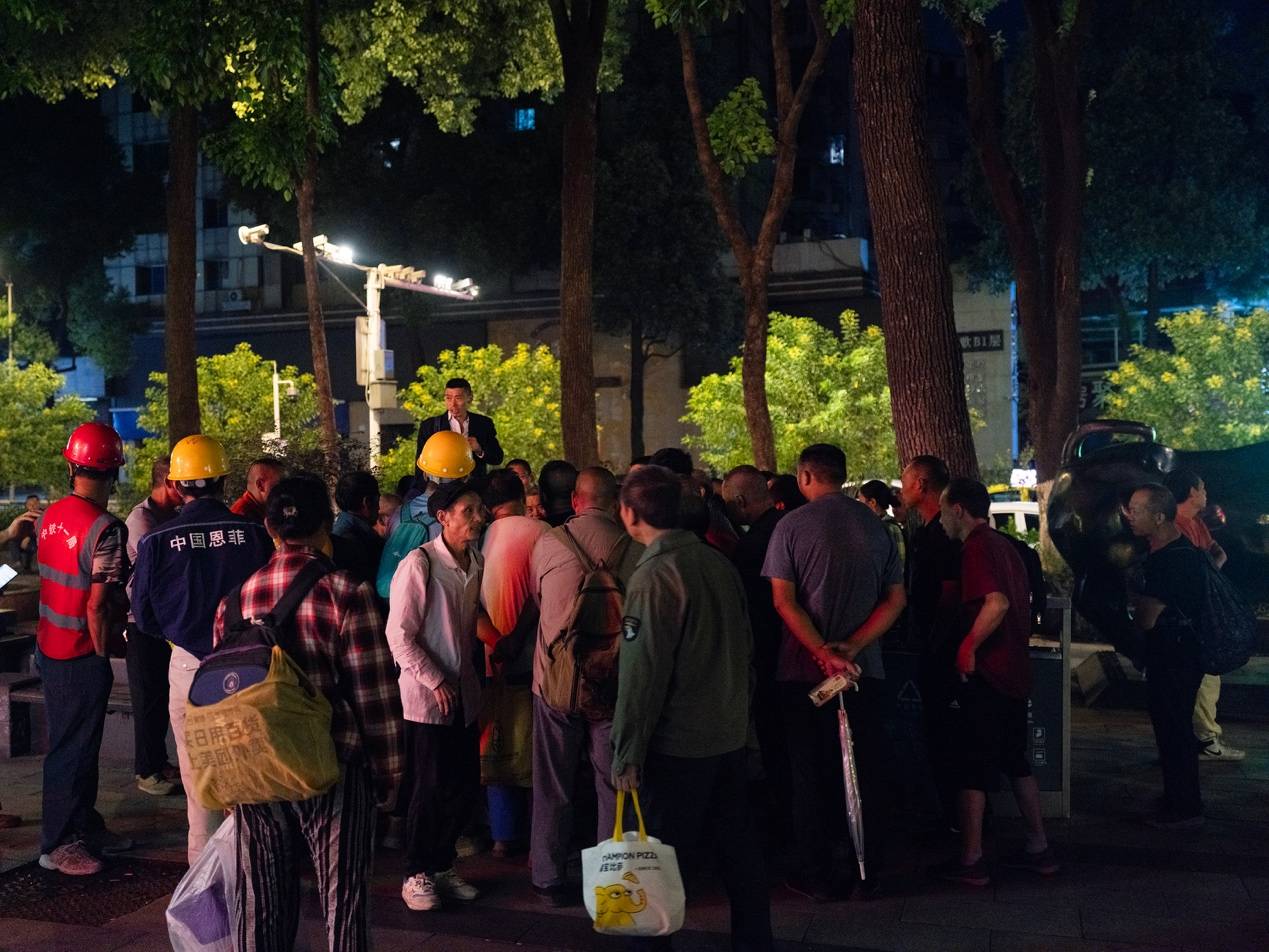 他们挤在8元一晚的旅店 几百人抢一个活