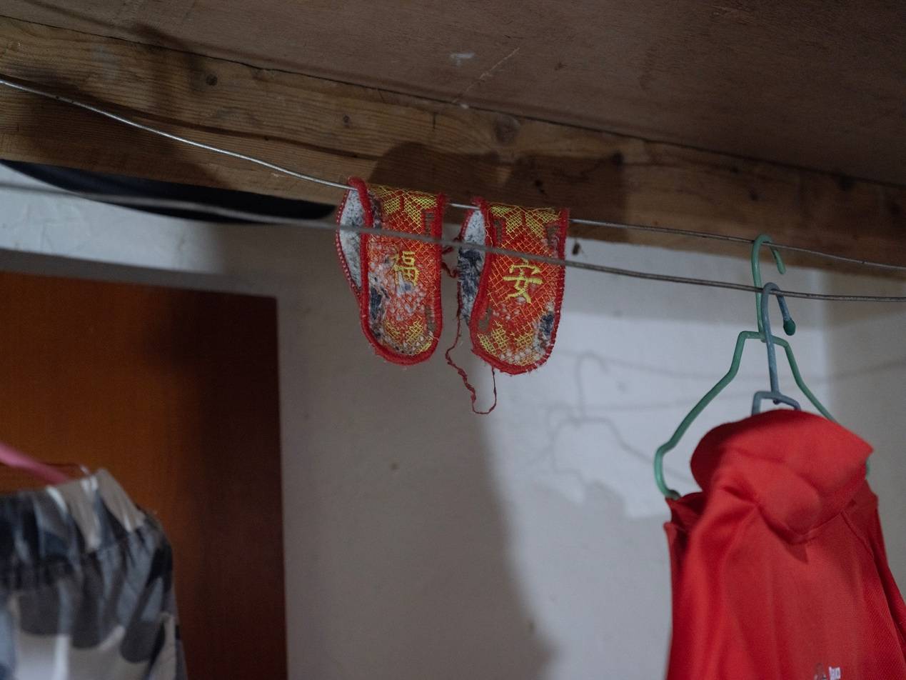 他们挤在8元一晚的旅店 几百人抢一个活