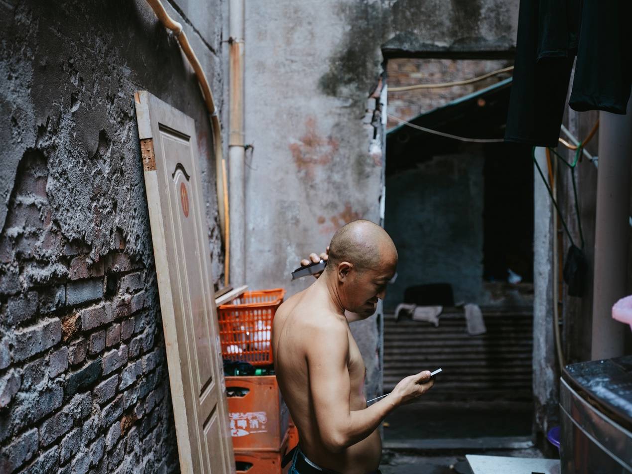 他们挤在8元一晚的旅店 几百人抢一个活