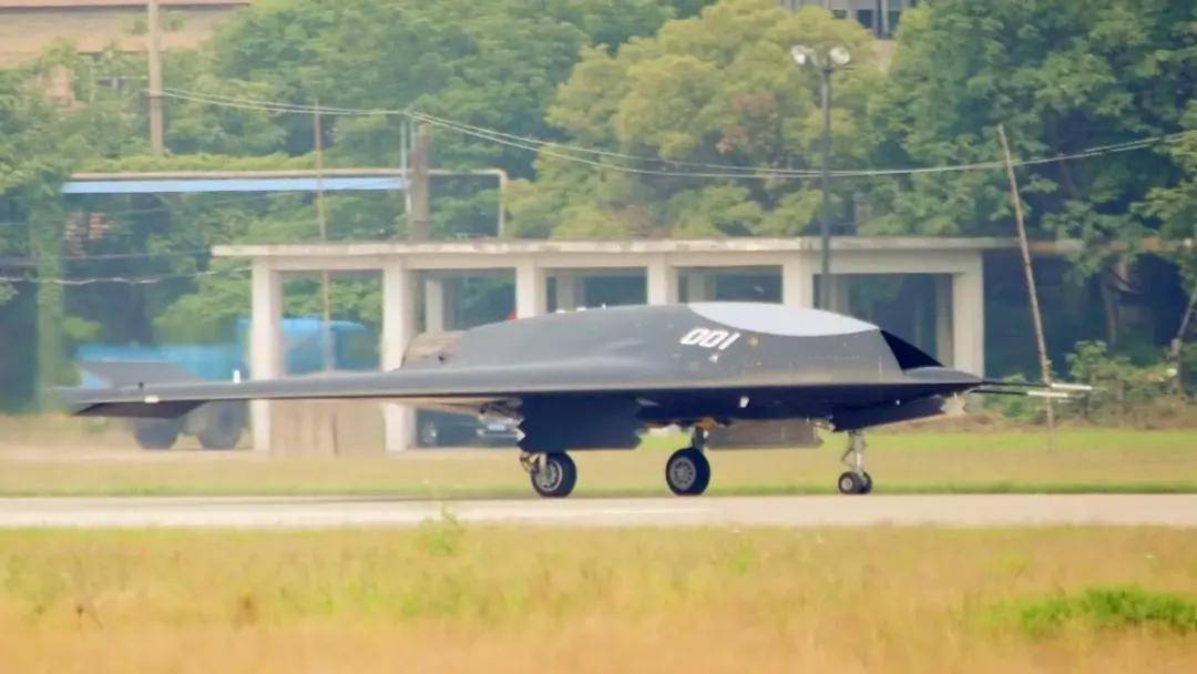 代号“玄龙”！攻击-11官宣服役，与歼-20、歼-16编队飞行